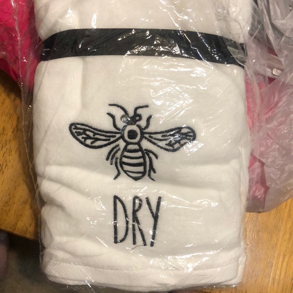 Rae Dunn Hand towels - (Bee) Dry - Picture 2 of 3